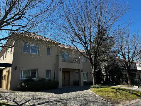 VENTA CASA 4 DORM EN B° PRIVADO VILLA OLIVOS, KM36