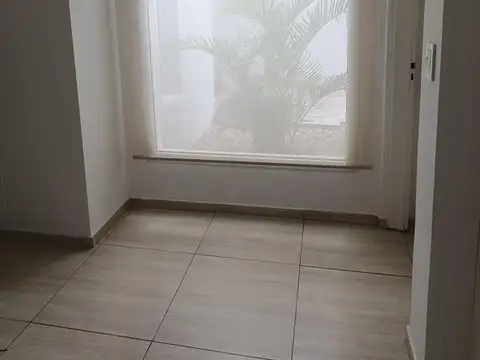 Casa en Alquiler con 3 cocheras