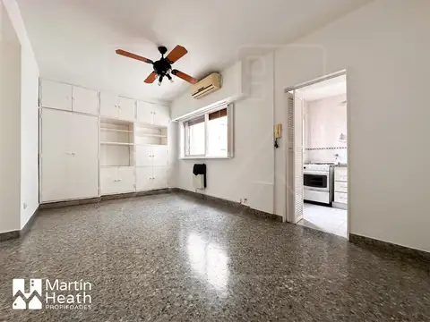 -ALQUILER- Hermoso 2 amb. en Parque Chacabuco c/ balcón y ventilación cruzada.