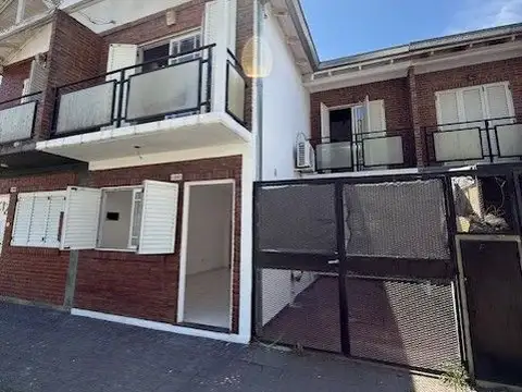 Dúplex en venta c/ cochera en Los Hornos