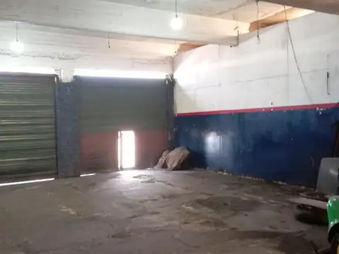 Galpón más casa de 2 ambientes, fondo libre