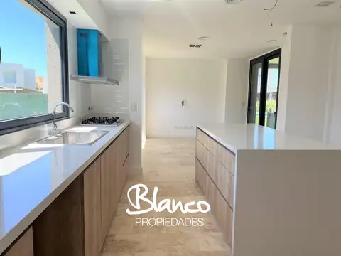 Casa 6 ambientes con 4 baños