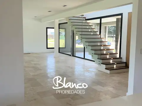Casa en Venta con 3 cocheras