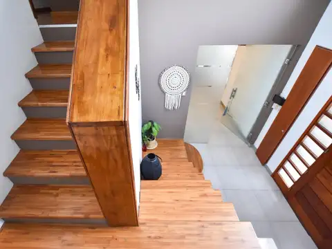 Casa 8 ambientes con 3 baños