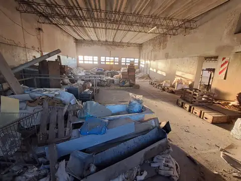 GALPON EN 2 PLANTAS (SOBRE LOTE DE 17,32 mts DE FRENTE x 34,41 mts DE FONDO)