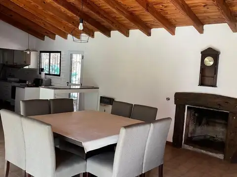 Casa 4 ambientes con 2 baños
