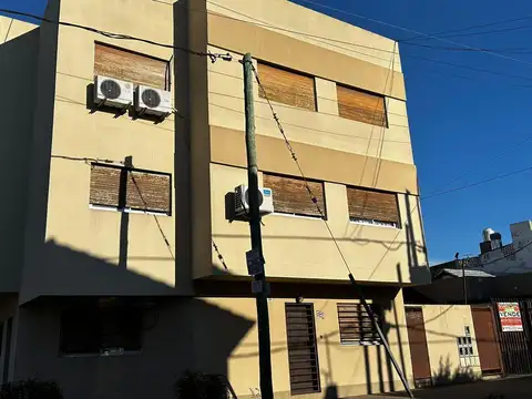 VENTA DEPTO 2 AMB C/TERRAZA PRIVADA Y COCHERA