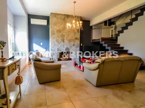 Casa en Venta con 4 cocheras