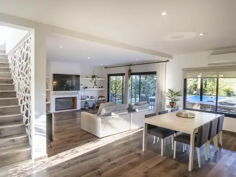 Casa en Venta con 2 cocheras