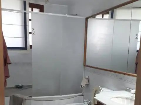 Casa 8 ambientes con 5 baños