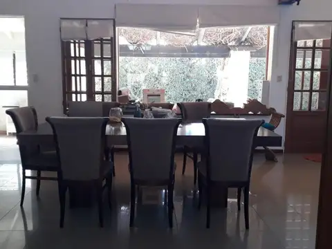 Casa en Venta con 4 cocheras