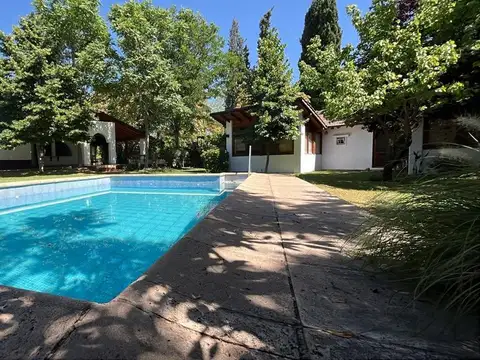 CASA CON PILETA + DPTO Y QUINCHO -CHACRAS DE CORIA