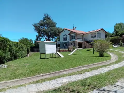 SE VENDE IMPONENTE CASA 3 DORMITORIOS EN LA FALDA