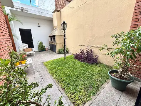 VENTA - Casa de 3 dormitorios con cochera y patio verde.