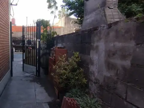 Venta Casa Interna con Departamento en Planta Alta