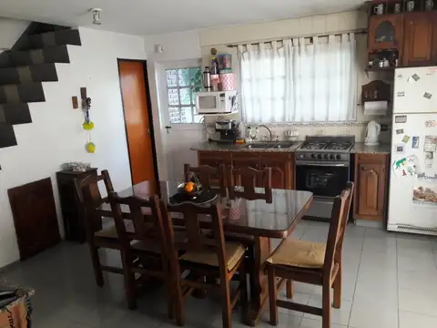 VENDE EXCELENTE CHALET TIPO CASA 4 AMB  VILLA MAIPU C/ PILETA- SAN MARTIN