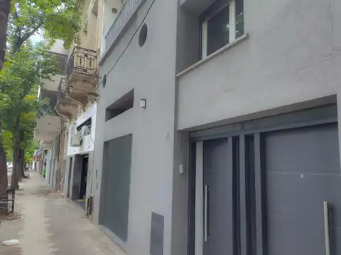 Casa en Pichincha Reciclada a nuevo con patio, amplio garage  o Local comercial con baño y entrepiso