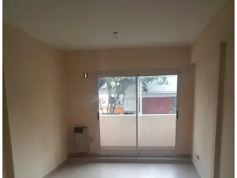 EXCELENTE MONO AMBIENTE CON PLACARD, COCINA COMPLETA, BAÑO COMPLETO Y BALCON