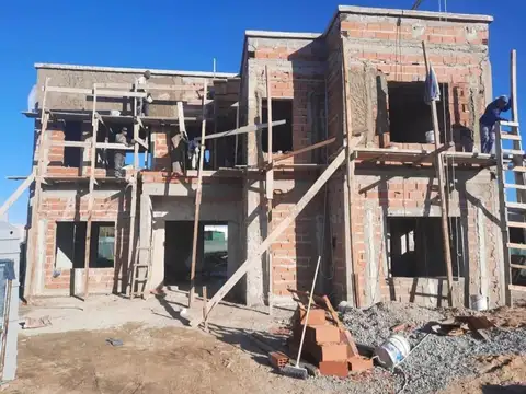 Casa 5 ambientes con 4 baños