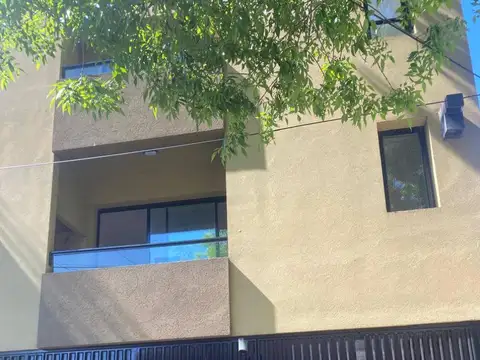 SE VENDE COCHERA CUBIERTA EN VILLA LUGANO