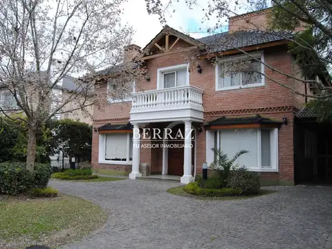 Casa 8 ambientes con 4 baños