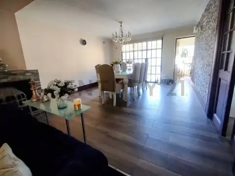 Casa en Venta con 2 cocheras