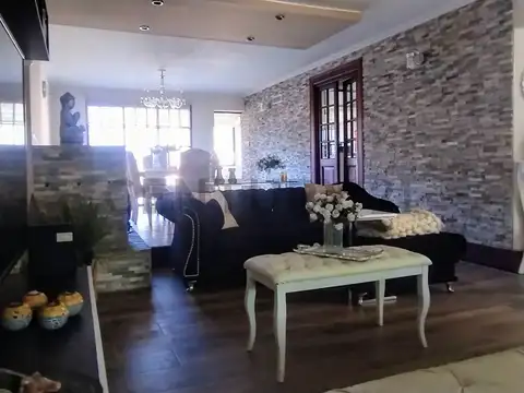 Casa 6 ambientes con 4 baños