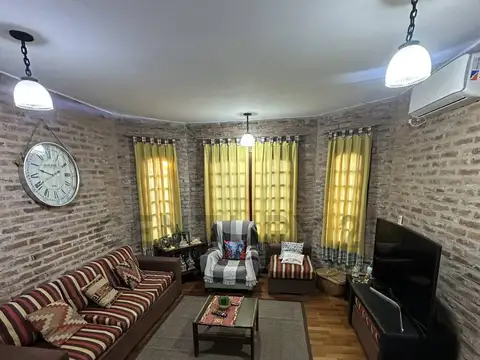 Casa 4 ambientes con 2 baños