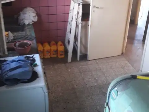 24 de Octubre al 1000. PH 1º Piso 4 amb. 2 Baños. Patio. Terraza. Ituzaingo