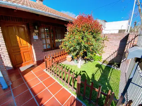 Casa 4 ambientes con 2 baños