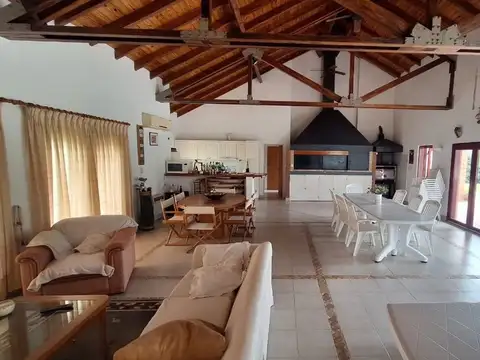 Casa 4 ambientes con 2 baños