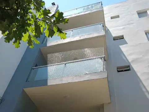 DEPARTAMENTO DOS AMBIENTES -  BALCÓN CON PARRILLA -  COCHERA FIJA DESCUBIERTA - CONTRA FRENTE