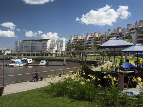 Casa 8 ambientes con 4 baños