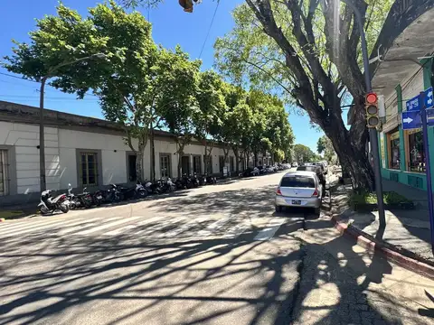 IMPORTANTE PROPIEDAD EN CALLE URQUIZA 238