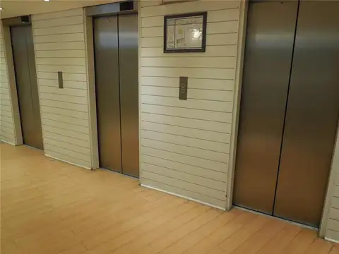 Oficina en Alquiler con 2 cocheras