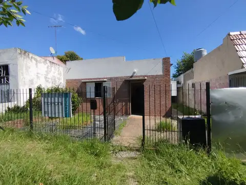 CASA EN VENTA - LA PLATA
