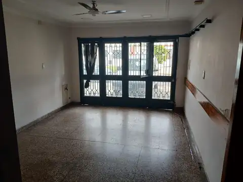 Casa 5 ambientes con 1 baño