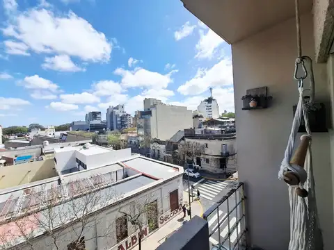 Excelente departamento de 3 ambientes con balcón