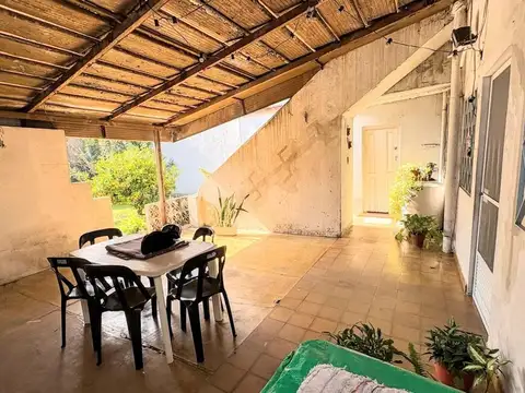 VENTA CASA 3 AMBIENTES CON PATIO Y COCHERA QUILMES