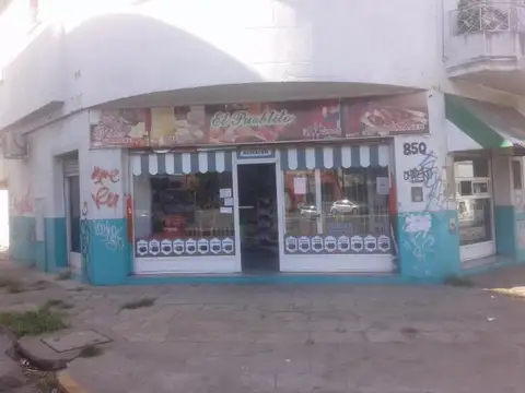 Local en esquina sobre la Avenida Hipolito Yrigoyen