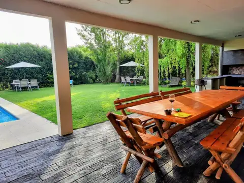 Casa 4 ambientes con 2 baños