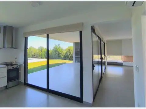 Casa 5 ambientes con 4 baños