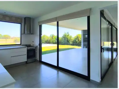 Casa en Alquiler con 5 cocheras