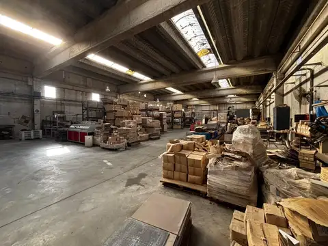 Galpón / deposito en  2.000 m2 cubiertos sobre ruta 2 Abasto - La Plata - Alquiler