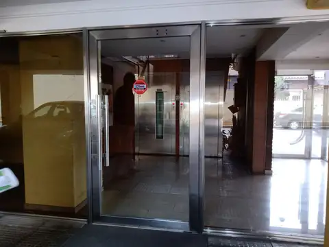 Monoambiente divisible, con cochera, cercano a la estación.