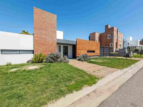 VENTA CASA DE UNA PLANTA EN CAÑITAS MALAGUEÑO