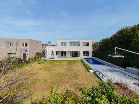 Casa a estrenar a parque central en Las Liebres