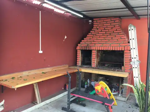 CHALET 4 AMBIENTES ESQUINA.-