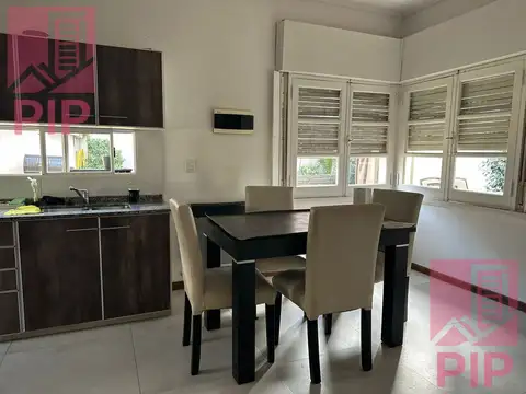 IMPONENTE LOTE EN ESQUINA! CHALET 4 AMBIENTES   GARAGE INDEPENDIENTE 2 AUTOS CUBIERTOS