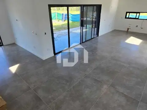 Casa en Alquiler con 2 cocheras